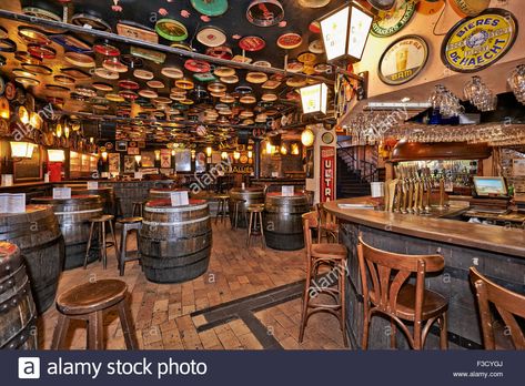 Download this stock image: Delirium Cafe known for its long beer list, standing at 2.004 different brands in January 2004 as recorded in The Guinness Book - F3CYGJ from Alamy's library of millions of high resolution stock photos, illustrations and vectors. Cowboy Cafe, Beer List, Cowboys Bar, Types Of Beer, Guinness Book, Guinness World Records, Brussels Belgium, Cafe Bar, Drinking Beer