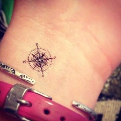 39 Awesome Compass Tattoo Design Ideas Small Compass Tattoo, Cool Shoulder Tattoos, Cool Wrist Tattoos, Compass Tattoo Design, Wrist Tattoos For Guys, Creme Anti Age, Disney Tattoo, Small Wrist Tattoos, Arrow Tattoo