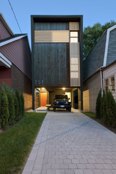 Shaft House by Reza Aliabadi. A thing of thoughtful beauty surrounded by mediocrity; and it didn't cost much more than the adjacent homes. Narrow House Designs, Narrow House Plans, Narrow Lot House, Small Modern Home, Narrow House, Modern Tiny House, Small Houses, Facade House, Tiny House Design