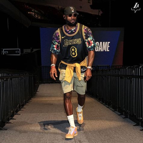 Los Angeles Lakers on Instagram: “#LakersFamily 🐍👑” Lakers Outfit Men, Jersey Outfit Ideas, Lakers Outfit, Basketball Jersey Outfit, Jersey Outfits, Nba Style, Photography 2023, Nike Air Uptempo, King Lebron James