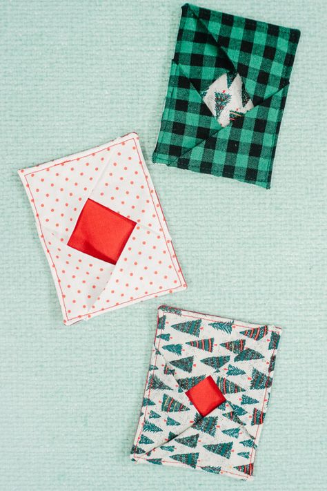 Diy Sewn Gift Card Holder, Diy Fabric Gift Card Holder, How To Sew Christmas Gift Bags, Sew Gift Card Holder, Quilted Gift Card Holders, Fabric Gift Card Holders To Make, Homemade Sewn Christmas Gifts, How To Make A Gift Card Holder, Felt Gift Card Holders