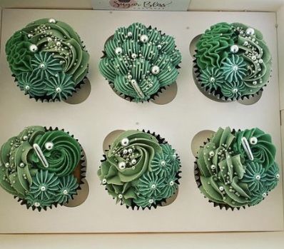 Hunter Green Cupcakes, Quinceañera Ideas, Green Cupcakes, Cupcake Decorating Tips, Silver Birthday, Cupcake Decorating, Birthday Cupcakes, Cupcakes Decoration, Hunter Green