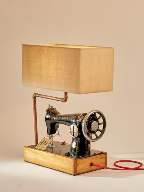 Singer Sewing Machine Repurposed, Sewing Machine Lamp, Old Sewing Tables, Singer Sewing Tables, Steampunk Furniture, Unusual Lamps, Old Sewing Machine, Fabric Crafts Diy, Creative Lamps