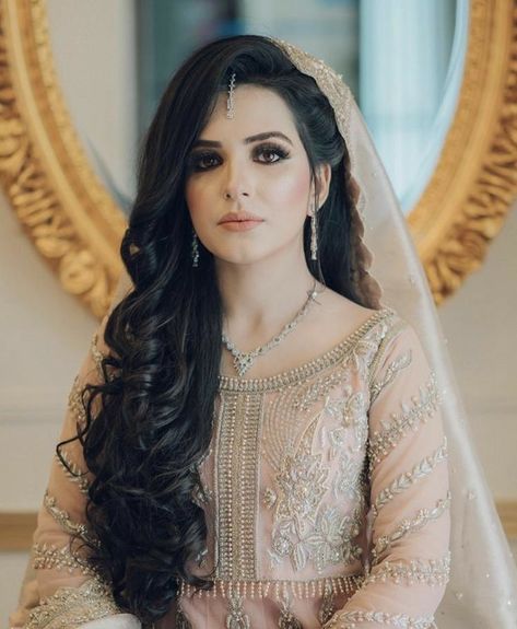 Engagement Dress Ideas Pakistani, Pakistani Engagement Hairstyles, Mendhi Dresses, Walima Look, Bridal Dresses Ideas, Walima Brides, Nikkah Brides, Walima Bride, Pakistani Bridal Hairstyles