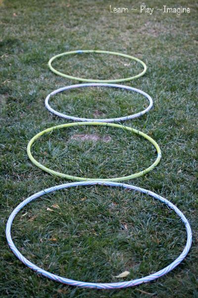 Hula Hoop Games For Preschoolers Preschool Exercise, Hula Hoop Games, Obstacle Course Party, Martha Stewart Entertaining, Preschool Movement, 4de Verjaardag, Backyard Obstacle Course, Hoop Games, Pe Activities