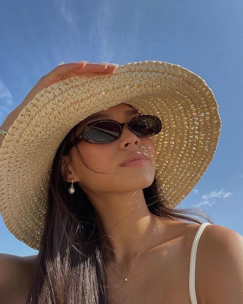 j'adore streetstyle Beach Hats Outfit, Sunglass Photoshoot, Beach Selfie, Hat Aesthetic, Straw Hat Beach, Summer Sunglasses, Pics Inspo, Le Specs, Beach Poses