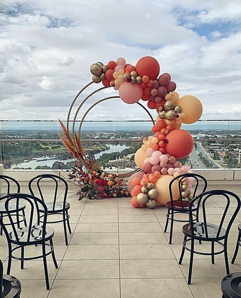 Wedding Balloon Decorations Receptions, Coral Balloon Garland, Balloon Backdrop Wedding, Wedding Balloon Garland, Pink And Gold Balloons, Flower Backdrop Wedding, Wedding Balloon Decorations, Balloon Installation, Photo Backdrops