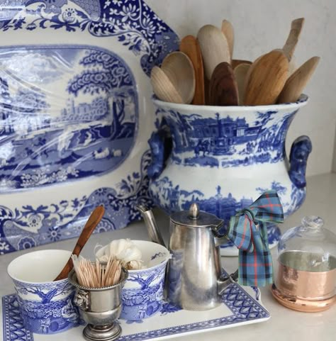 Blue And White Dishes In China Cabinet, Blue And White China Decor, Blue And White Chinoiserie Kitchen, Blue Willow Christmas, Chinoiserie Kitchen Decor, Blue And White Kitchen Ideas, Ginger Jar Kitchen, Delft Kitchen, Blue And White Kitchen Decor