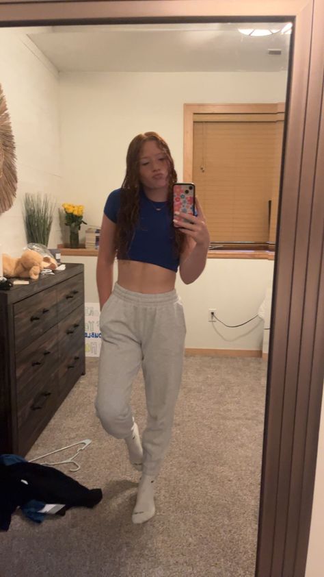 Crop Top Outfits Sweatpants, Gray Nike Sweatpants Outfit, Light Grey Sweatpants Outfit, Sweatpants And Crop Top Outfits, Sweatpants Crop Top, School Outfit Comfy, Nike Sweatpants Outfit, Grey Sweatpants Outfit, Cropped Tee Outfit