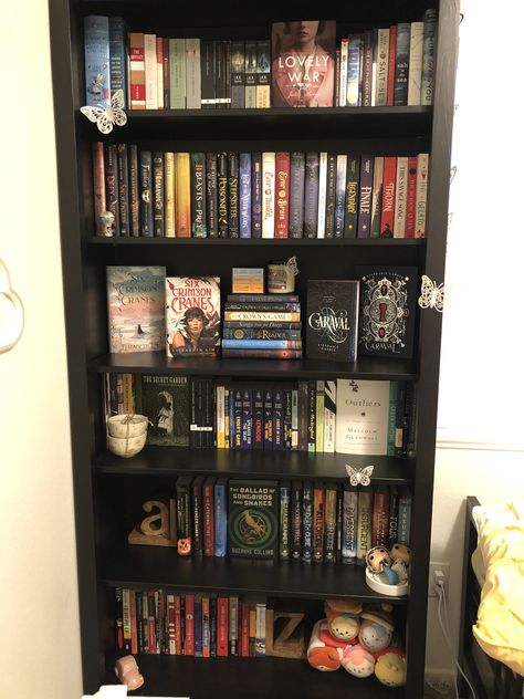 Black Bookshelves Aesthetic, Bookshelf Aesthetic Dark, Bookshelves Inspiration, Dark Bookshelves, Bookshelves Aesthetic, Aesthetic Bookshelves, Black Bookshelves, Black Bookshelf, Bookshelf Aesthetic