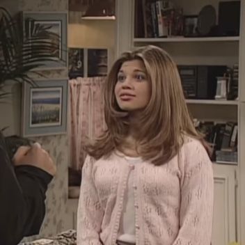 boy meets world (1993-2000) 90s Hair Topanga, Daniel Fishel 90s, Topanga Lawrence Hairstyles, Topanga's Haircut, Danielle Fishel Hair, Topanga Haircut Layers, Topanga Lawrence Hair Short, Topanga Short Hair, Topanga Hair Layers