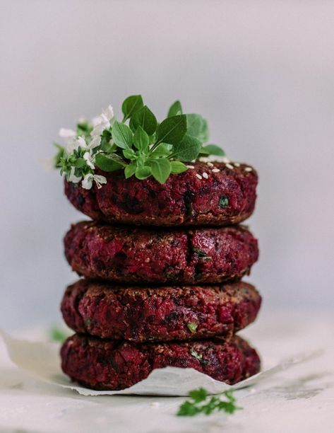 Chickpea and beet burgers – Rainbow in my kitchen Beet Veggie Burger, Vegan Beet Burger, Beetroot Burger, Beet Burgers, Spaghetti With Ground Beef, Patty Recipe, Beet Burger, Veggie Patties, Lentil Burgers