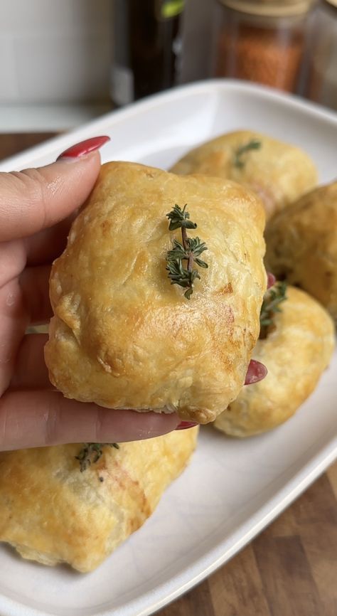 The Best Mini Beef Wellington Bites - Sauced Up! Foods Personal Beef Wellington, Easy Mini Beef Wellington, Beef Wellington Pot Pie, Easy Wellington Recipe, Mini Wellington Appetizers, Mini Beef Wellington Bites, Beef Wellington Bites Puff Pastries, Mini Beef Wellingtons, Mini Beef Wellington Recipe