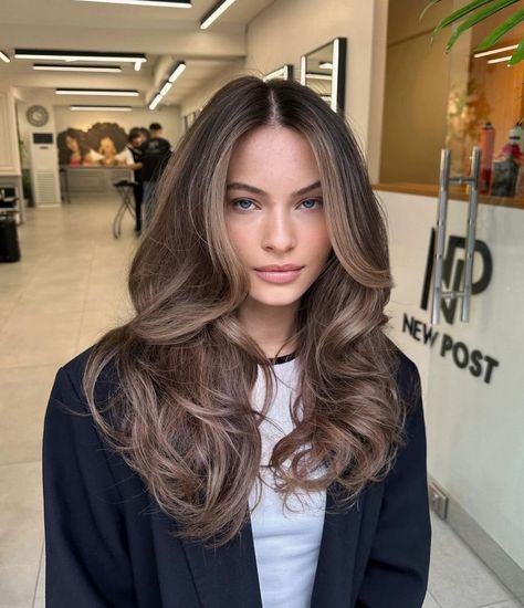 Old Money Brunette, Street Style Room, Chanel Fashion Week, Blonde Hair Highlights, Fashion Date Night, Beige Blonde Balayage, Nails Beach, Date Night Makeup, Hair Color Formulas