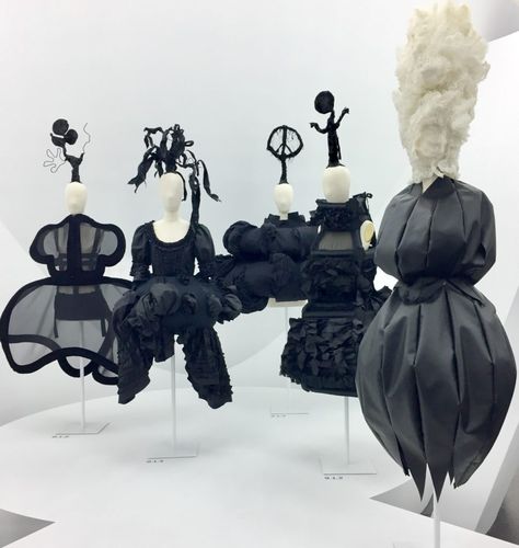 www.littlemagonline.com exhibitions exhibitions-rei-kawakubocomme-des-garcons-art-of-the-in-between-the-metropolitan-museum-of-art-may-4-sept-7-2017 attachment clothes-not-clothes_form-function_rei-kawakubo_comme-des-garc%cc%a7ons_art-of-the-in-between_comme-des-garcons_littlemagonline Com Des Garcons, Fashion Structure, Drag Clothing, Fashion Installation, Rei Kawakubo Comme Des Garcons, Structured Fashion, Ruffled Fabric, University Style, The In Between