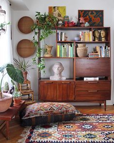 Eclectic Bookshelf, Mcm Cabinet, Boho Chic Interior Design, Bookshelf Diy, Styling Bookshelves, Elegant Styling, Bookshelf Plans, Exterior House Colors Combinations, Decorating Bookshelves