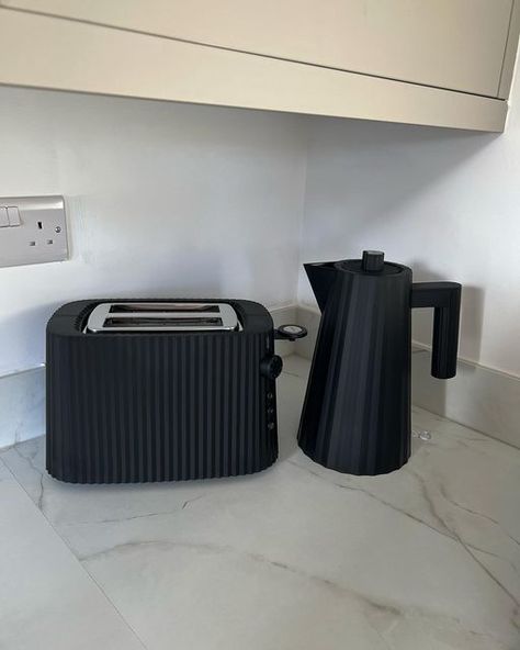 home + lifestyle by V on Instagram: "thanks to my sister for our gorgeous kettle & toaster im obsessed 🖤 first sneak peak of the kitchen 🫶🏽" Black Toaster And Kettle, Black Kettle And Toaster In Kitchen, Kitchen Kettle And Toaster Ideas, Kitchenaid Kettle, Black Toaster, Kitchen Kettle, Black Kettle, Kettle Toaster, Im Obsessed