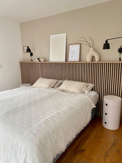 Shelved Wall Bedroom, French Country Boho Bedroom, Organic Modern Headboard, Slatwall Bedroom, Slatted Wall Bedroom, Wood Slat Bedroom Wall, Acoustic Panels Bedroom, Japanese Bedroom Ideas Modern, Slat Wall Bedroom