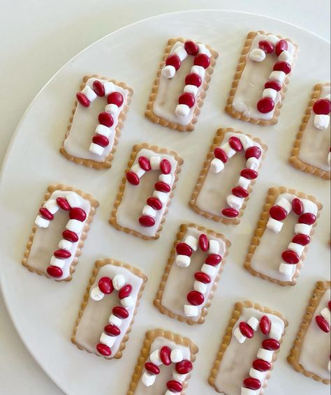 Candy Cane Biscuits, Biscuit Icing, Marie Biscuits, Christmas Party Snacks, Coffee Biscuits, Xmas Treats, Xmas Cake, White Icing, Christmas Lunch