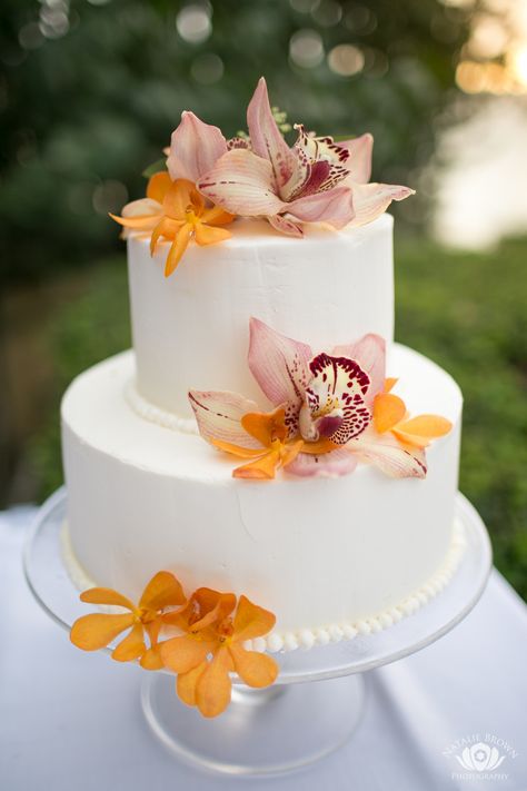 2 Tier White Round Buttercream Wedding Cake with Orchids Tropical Wedding Cakes, Bird Of Paradise Wedding, Tropical Wedding Cake, Tropical Wedding Theme, Tropical Wedding Ideas, Tropical Weddings, Paradise Wedding, Exotic Wedding, Fiesta Tropical