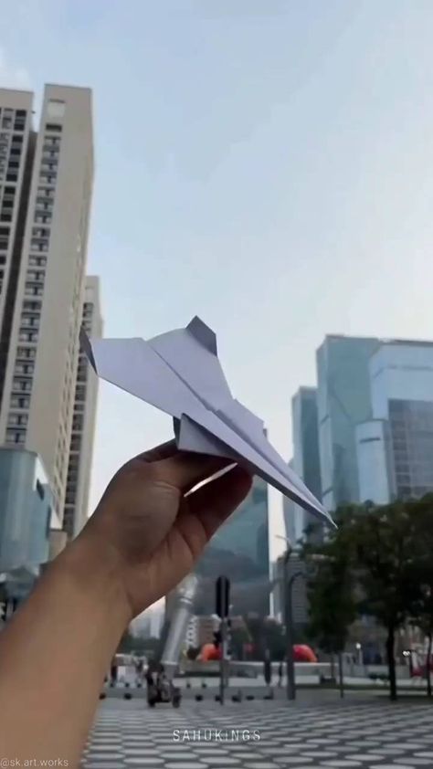 Make A Paper Airplane, Paper Craft Videos, Instruções Origami, Cool Paper Crafts, Fun Crafts To Do, Paper Craft Diy Projects, Paper Airplane, Diy Paper Crafts Decoration, Diy Crafts For Kids Easy