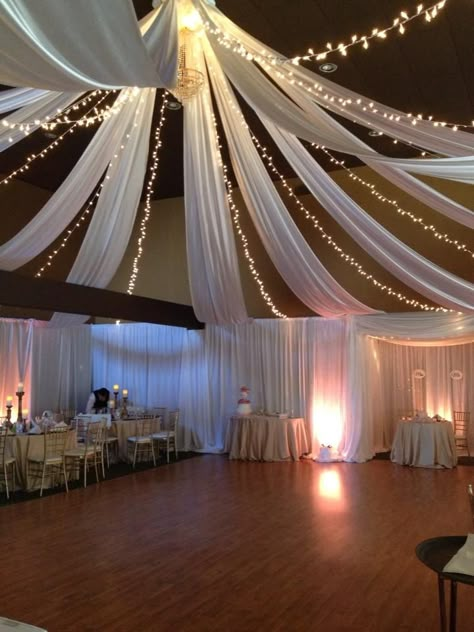 Ceiling Wedding Design, Drapes For Quince, Draping Lights From Ceiling, Ceiling Design For Party, Ceiling Drapes With Lights, Drapes For Party Decor, Wedding Reception Lighting Indoor, Quince Ceiling Decorations, Ideas Para Decorar Bodas En Salon