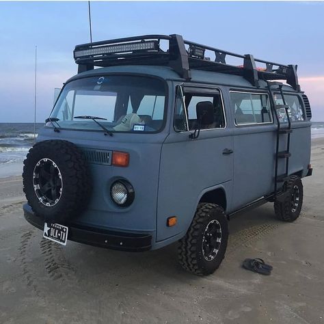 ProjectVanlife 🚐 on Instagram: “Kombis will never get out of fashion. Especially the ones redesigned to travel roadless destinations.♥️🚙 📷 by @elsrdelasfurgos To get more…” Vans Travel, Old Vw Bus, Kombi Trailer, Vw T2 Camper, Kombi Camper, Volkswagon Van, Vw Syncro, Vw Bus T2, Vw T3 Syncro