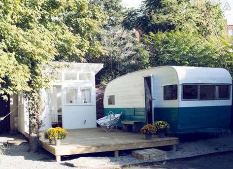 Camper Vintage, Backyard Guest Houses, Shasta Camper, Nashville Vacation, Camping Vintage, Bob Vila, Guest Houses, Trailer Home, Guest Cottage