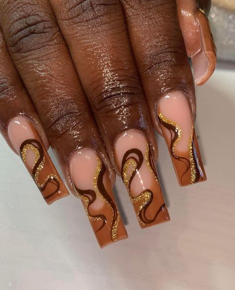 Acrylic Nails Swirl Design, Nails Swirl Design, Nails Swirl, Ongles Bling Bling, Swirl Nail Art, Stilleto Nails Designs, Bling Nail Art, Nails Bling, Gold Acrylic Nails