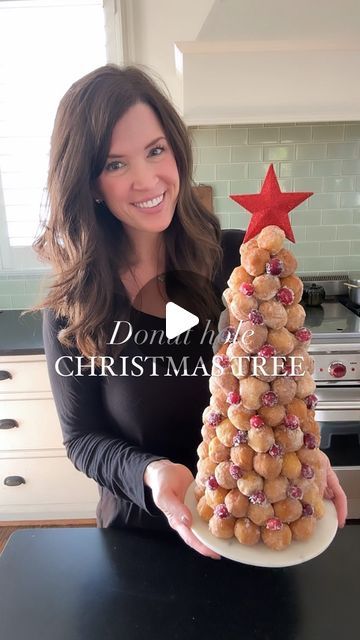 Doughnut Hole Tower, Donut Hole Christmas Tree Diy, Doughnut Hole Christmas Tree, Donut Hole Tree Christmas, Donut Trees Doughnut Holes, Diy Donut Holes, Christmas Donut Tree, Donut Hole Christmas Tree, Croquembouche Christmas