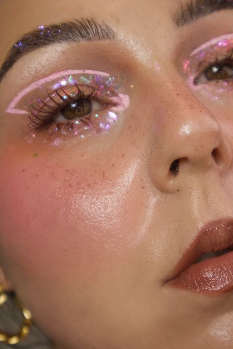 Pink Graphic Eyeliner, Graphic Eyeliner For Hooded Eyes, Pink Fairy Makeup, Glitter Brows, Monochromatic Makeup, Sparkle Makeup, Eyeliner For Hooded Eyes, Duochrome Eyeshadow, Glitter Makeup Looks