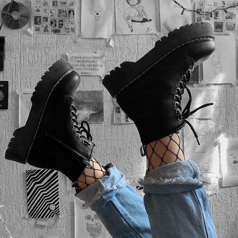 ¿Alguna vez escuchaste sobre alguien mejor que Yumeko Jabami y casi a… #fanfic # Fanfic # amreading # books # wattpad Gothic Mode, Tokyo Street Fashion, Blue Card, Aesthetic Grunge Outfit, Grunge Look, Tumblr Outfits, Aesthetic Shoes, Grunge Goth, Tomboy Fashion