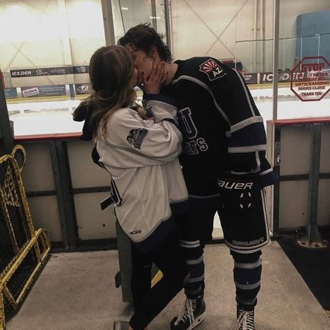 hannah wells & garrett graham | the deal | elle kennedy The Deal Book, The Deal Aesthetic, Hockey Couples, Deal Aesthetic, Hockey Couple, Logan And Grace, Hannah And Garrett, Off Campus Aesthetic, The Off Campus Series