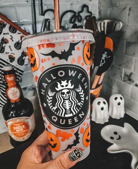 Vasos Vintage, Starbucks Cup Design, Starbucks Cup Art, Christmas Hand Painted, Iced Chai, Starbucks Halloween, Personalized Starbucks Cup, Custom Starbucks Cup, Halloween Cups