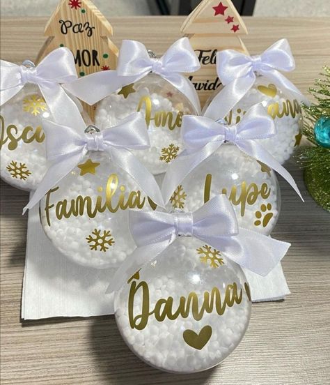 Personalized Christmas Ornaments Names, Diy Christmas Deco, Cricut Christmas Ideas, Idee Cricut, Business Christmas, Ideas Navideñas, Ideas Navidad, Christmas Favors, Giving Gifts