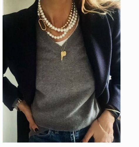 Necklaces For Turtlenecks, Outfit Pearl Necklace, Pearl Necklace Casual Outfit, Styling Pearls, Casual Pearl Necklace Outfit, Pearls Outfit Casual, Pearls Necklace Outfit Casual, Pearl Necklace Outfit, Chunky Pearl Necklace