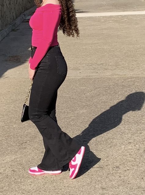 How To Style Pink Dunks, Fushia Dunks, Hot Pink Dunks Outfit, Outfits With Pink Dunks, Pink Nike Dunks Outfit, Fushia Pink Outfit, Dunk Outfit Women, Pink Dunks Outfit, Nike Dunks Outfit