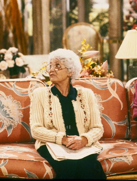 4 Grandma Clothing Trends to Steal From the Golden Girls | Who What Wear Grandma Clothes Aesthetic, Grandma Style Outfits, Grandma Gnome, Grandma Aesthetic Outfit, Aesthetic Grandma, Grandma Outfits, Grandmacore Aesthetic, Grandma Clothes, Grandma Aesthetic