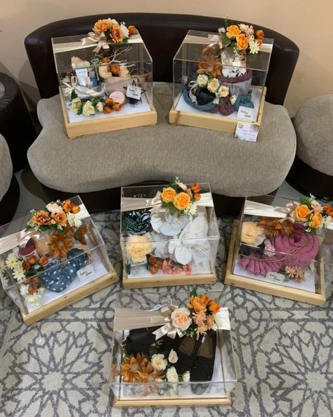 Dulang Hantaran Ideas, 28th Birthday Ideas, Handmade Hamper, Lavender Baby Showers, Hantaran Pernikahan, Wedding Gift Hampers, Happy Birthday Cards Handmade, Thali Decoration Ideas, Wedding Gift Pack