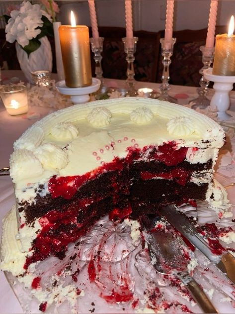 Gothic Red Velvet Cake, Dark Red Cake, Vampire Party Ideas, Horror Birthday Party Ideas, Vampire Birthday Party, Horror Themed Birthday Party, Horror Birthday Party, Vampire Cake, Goth Cake