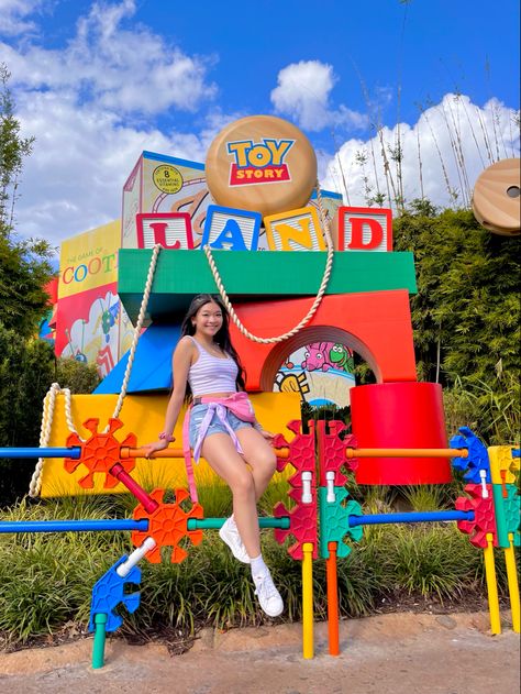 Toy Story Land Photo Ideas, Disney Poses Hollywood Studios, Orlando Pics Ideas, Hollywood Disney World, Disney Hollywood Studios Photo Ideas, Disney Photo Ops, Hollywood Studios Pictures Ideas, Disney Park Photo Ideas, Toy Story Land Outfit