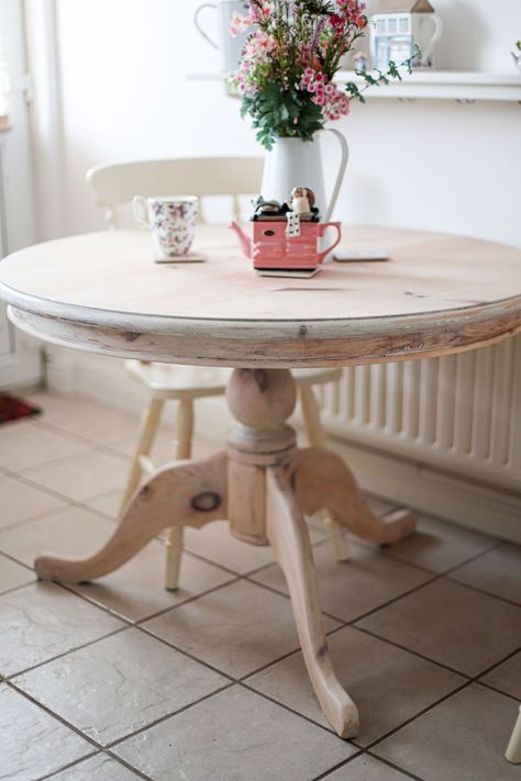 Thrifted Kitchen, Thrift Ideas, Budget Interior, Kitchen Table Makeover, Home Interiors And Gifts, Round Kitchen Table, Cosy Kitchen, Farmhouse Style Table, Farmhouse Kitchen Tables