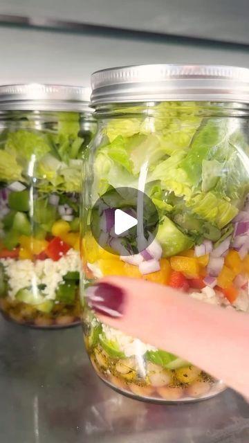 Healthy Food Facts - Tips on Instagram: "Chopped Chickpea Salad - MASON JAR edition!  Great content by @wellplated. Follow HER for more!

Jar salads have changed my lunch game—I’m eating better with more variety! This one can last 4 days in the fridge and has 22g protein per serving.

Comment “LUNCH” and I’ll DM you this recipe!

#masonjarsalad #easysalad #makeaheadmeals #saladrecipes #mealplans #saladideas #highproteinlowcarb #highproteinrecipes #makeahead" Healthy Salad Jars, Jar Salads, Dinner For One, Eating Better, Healthy Food Facts, Mason Jar Salad, Healthy Salad Dressing, Salad In A Jar, Videos Cooking