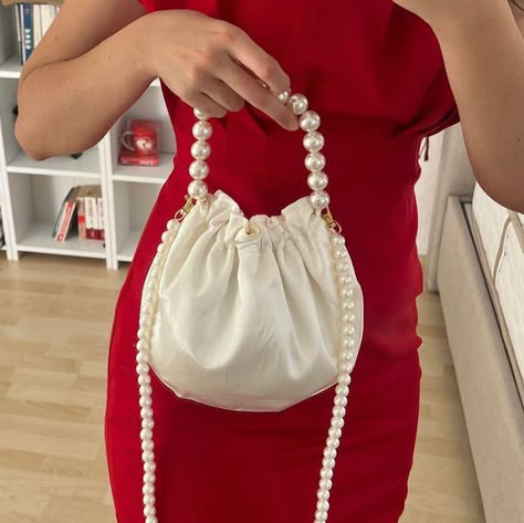 Satin Tote Bag, Satin Pouch, Sac Diy, My Style Bags, Pearl Clutch, Bridal Handbags, Bridal Purse, Diy Bag Designs, Bridal Bag