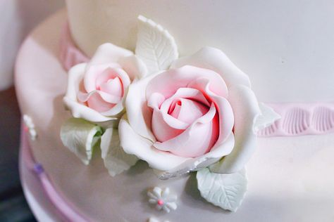 Learn to make gum paste from scratch with this easy recipe. You'll be sculpting bouquets of sugary flowers in no time. Gumpaste Recipe, Cake Decorating Flowers, Sugar Paste Flowers, Fondant Flower Cake, Fondant Bow, Fondant Figures Tutorial, Dye Flowers, Fondant Rose, Paste Recipe