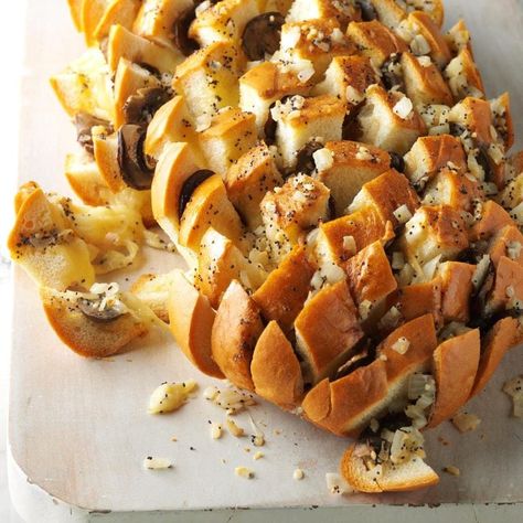 Mushroom Loaf, Party Bread, Thanksgiving Appetizers Easy, Cheese Bread Recipe, Easter Appetizers, Easy Party Food, Savory Appetizer, Thanksgiving Appetizers, Easy Thanksgiving