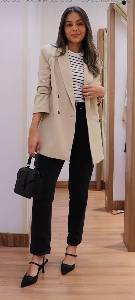 Cream Blazer Work Outfit, Light Beige Blazer Outfit Women, Look Blazer Nude, Outfits Con Saco Beige, Saco Beige Mujer Outfit, Outfits Blazer Beige, Blazer Beige Outfit Mujer, Creme Blazer Outfit, Cream Blazer Outfits For Women