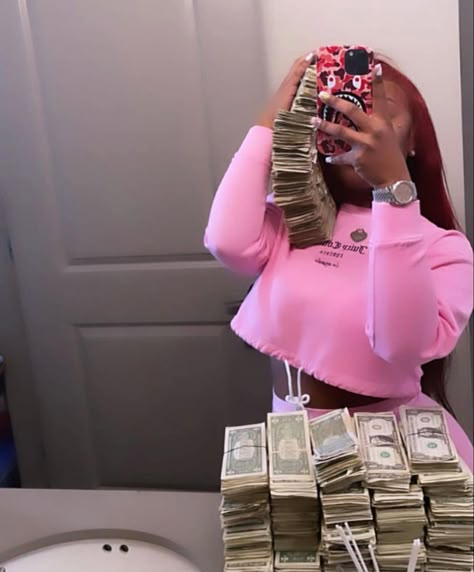 Bottle Girl, Black Girls Luxury Lifestyle, Thug Girl, Life Goals Future, Money Girl, Mo Money, Business Baby, Money Pictures, Rich Girl Lifestyle