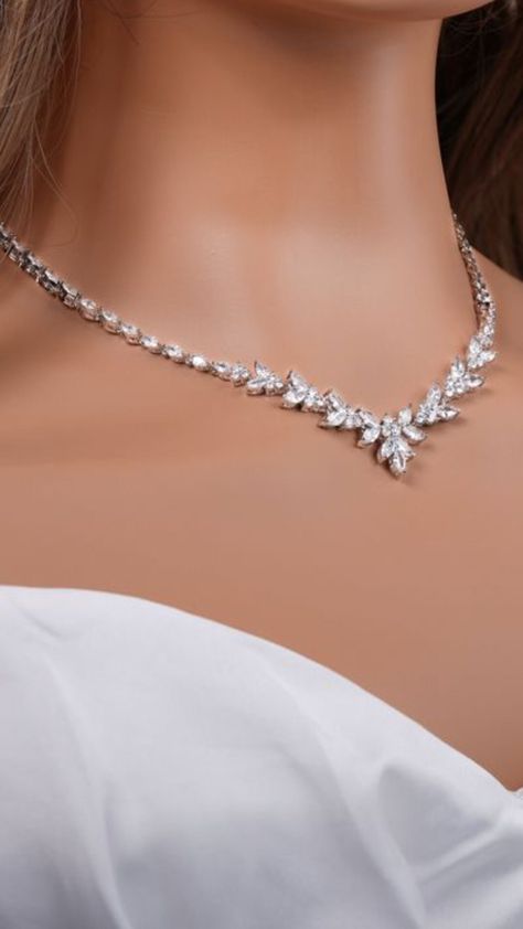 The details are the diamonds bring out the wedding bride with the dress so that u look so cute Wedding Necklaces For Bride, Wedding Gown Jewellery, Bride Necklace Wedding, Off Shoulder Wedding Gown, Necklace For Bride, Chinese Fancy Dress, Wedding Wishlist, Christian Bride, Bridal Jewelry Sets Brides