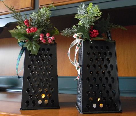 Repurposed graters for a touch of Christmas in the kitchen. Use with battery operated tea lights. Christmas Cheese Grater, Grater Ideas, Goose Craft, Holidays Crafts, Christmas Cheese, Battery Operated Tea Lights, Bazaar Ideas, Cheese Grater, Holiday Crafts Christmas